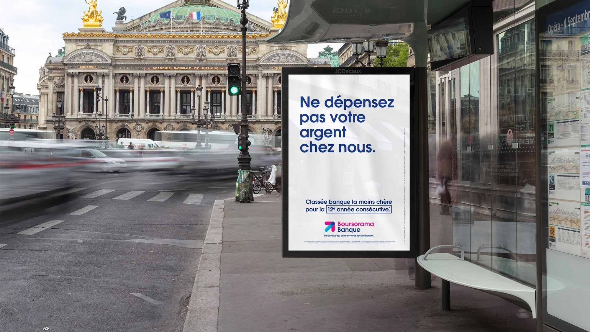 Visuel campagne publicitaire de Boursorama Banque affichée dans un abribus 