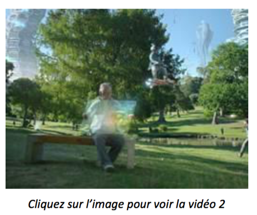 Visuel d'un homme assis sur un banc dans un parc utilisant des services connectés